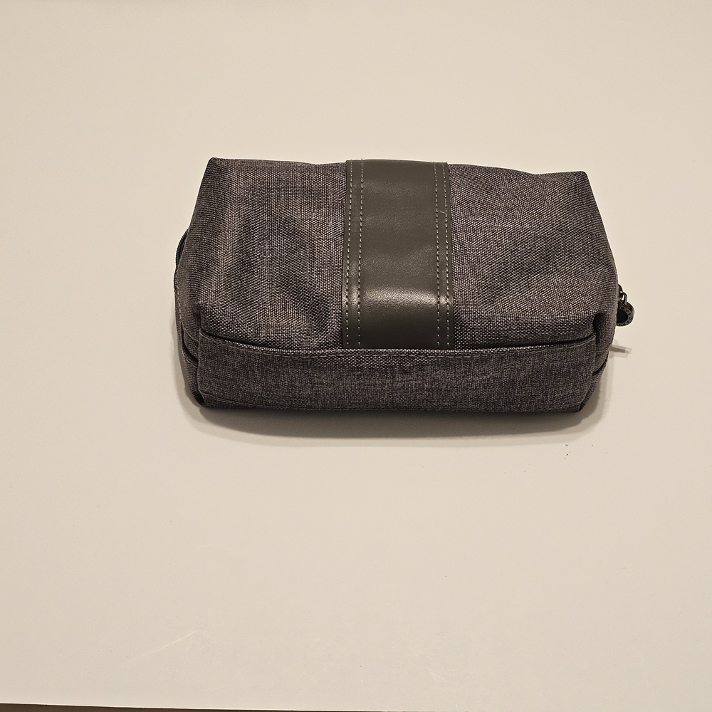 Emirares BVLGARI Gray Toiletry Bag with Textured Fabric and Practical Design